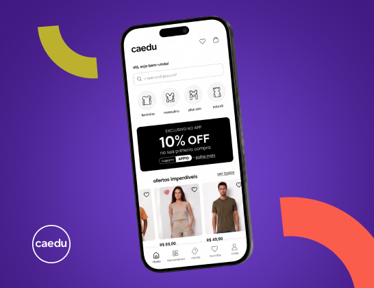 Smartphone mostrando interface de aplicativo de e-commerce da Caedu, flutuando em um fundo roxo com degrade e elementos gráficos nas cores verde, da Caedu, e laranja, da Inngage, se conectando ao aparelho smartphone.